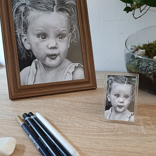 Hűtőmágnes és A6-os rajz íróasztalon