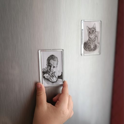 Mini portré hűtőmágnes hűtőn