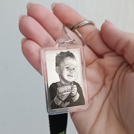 Mindig veled kulcstartó kézben tartva